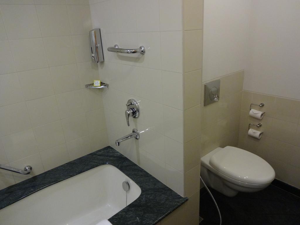 Lemon Tree Hotel, Gachibowli, Hyderabad Ruang foto