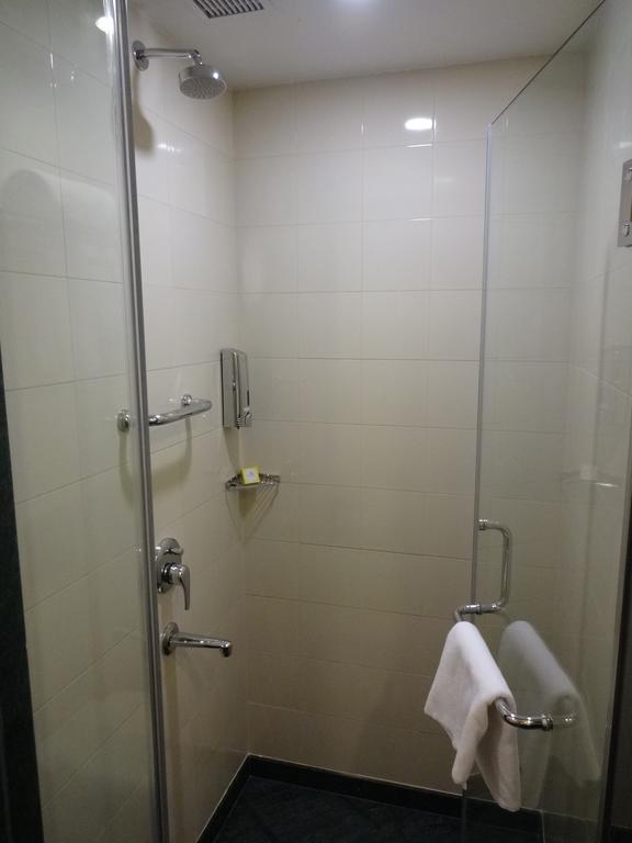 Lemon Tree Hotel, Gachibowli, Hyderabad Bagian luar foto