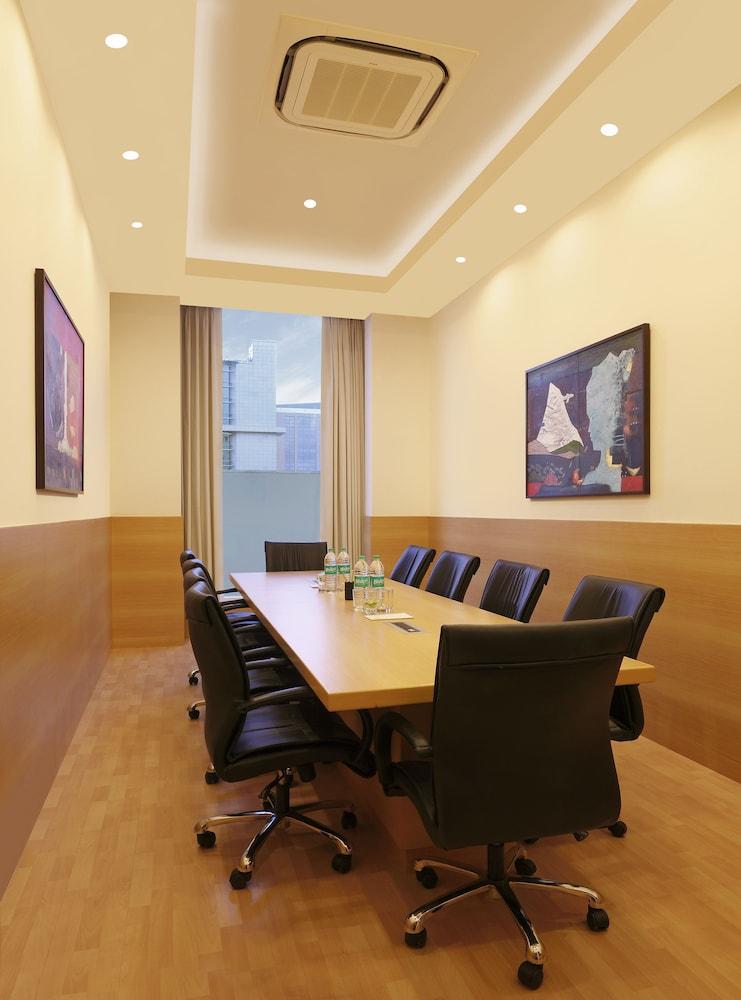 Lemon Tree Hotel, Gachibowli, Hyderabad Bagian luar foto