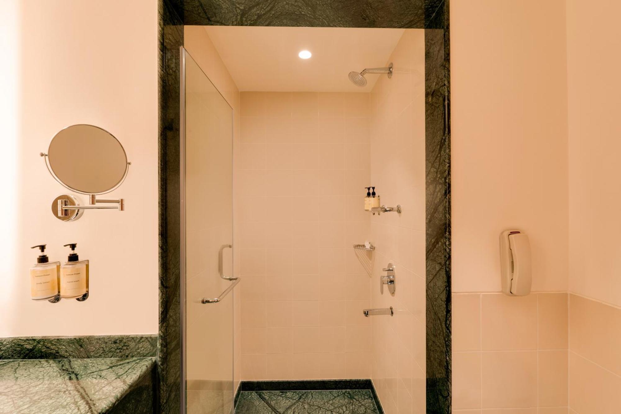Lemon Tree Hotel, Gachibowli, Hyderabad Bagian luar foto
