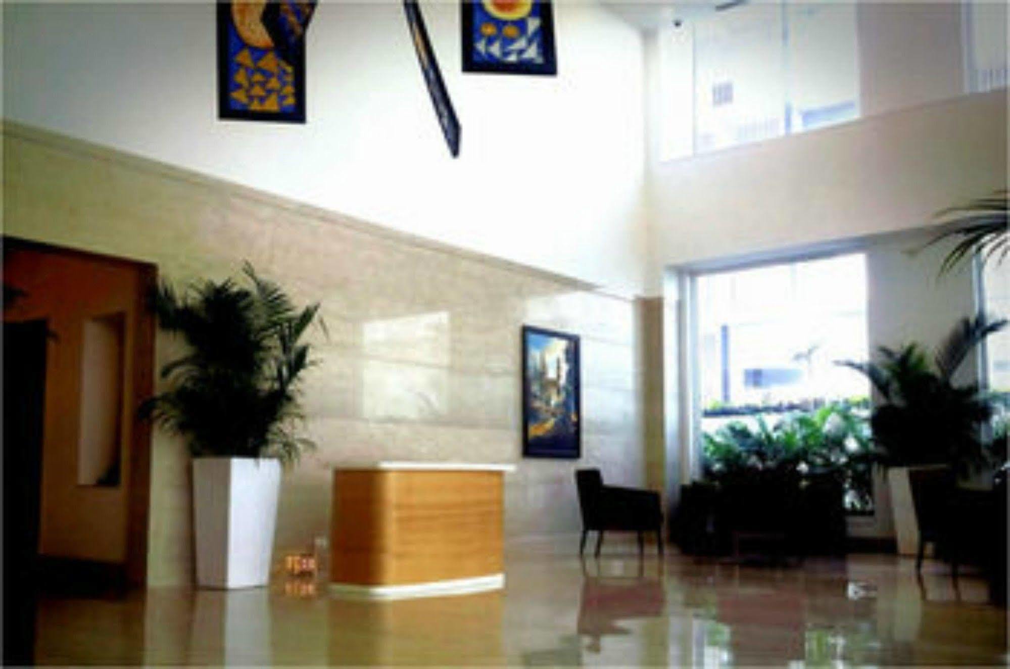 Lemon Tree Hotel, Gachibowli, Hyderabad Bagian luar foto