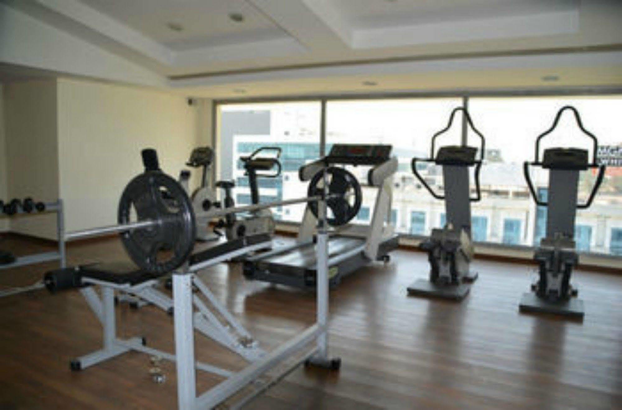 Lemon Tree Hotel, Gachibowli, Hyderabad Bagian luar foto
