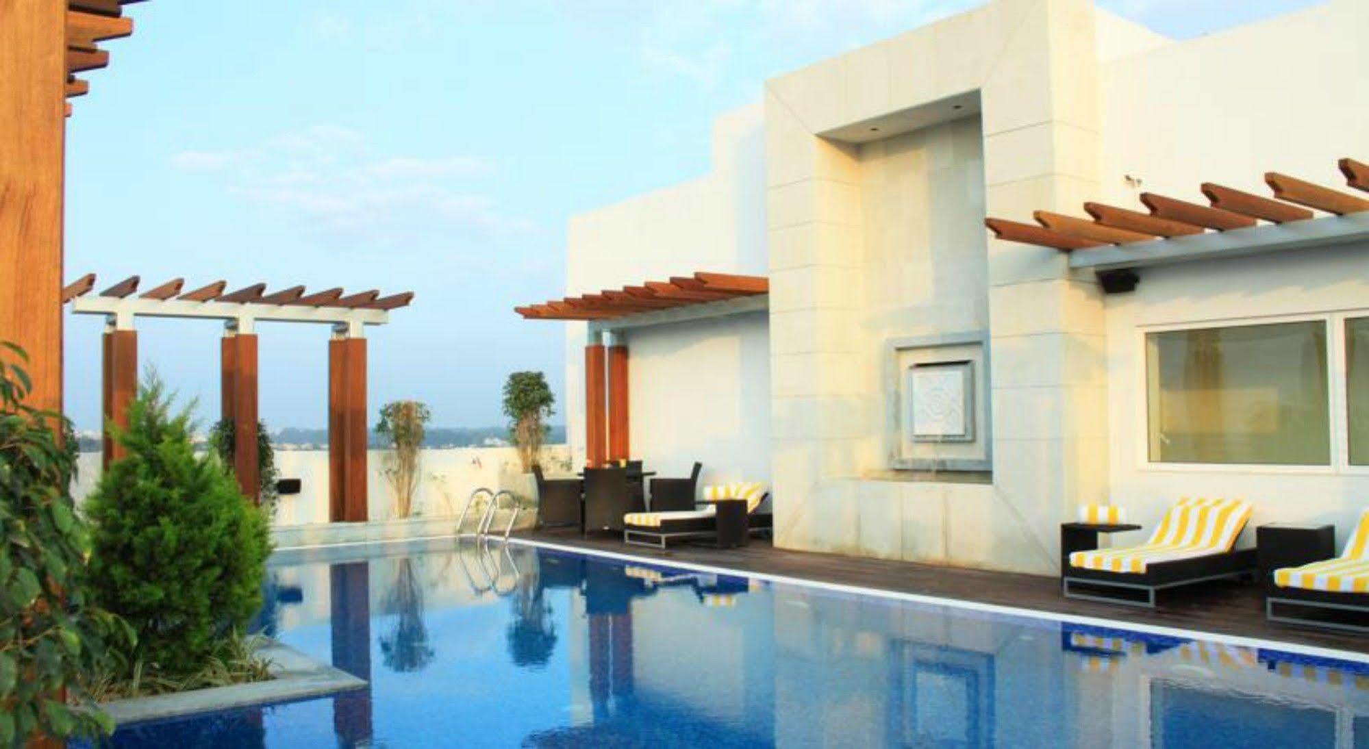 Lemon Tree Hotel, Gachibowli, Hyderabad Bagian luar foto